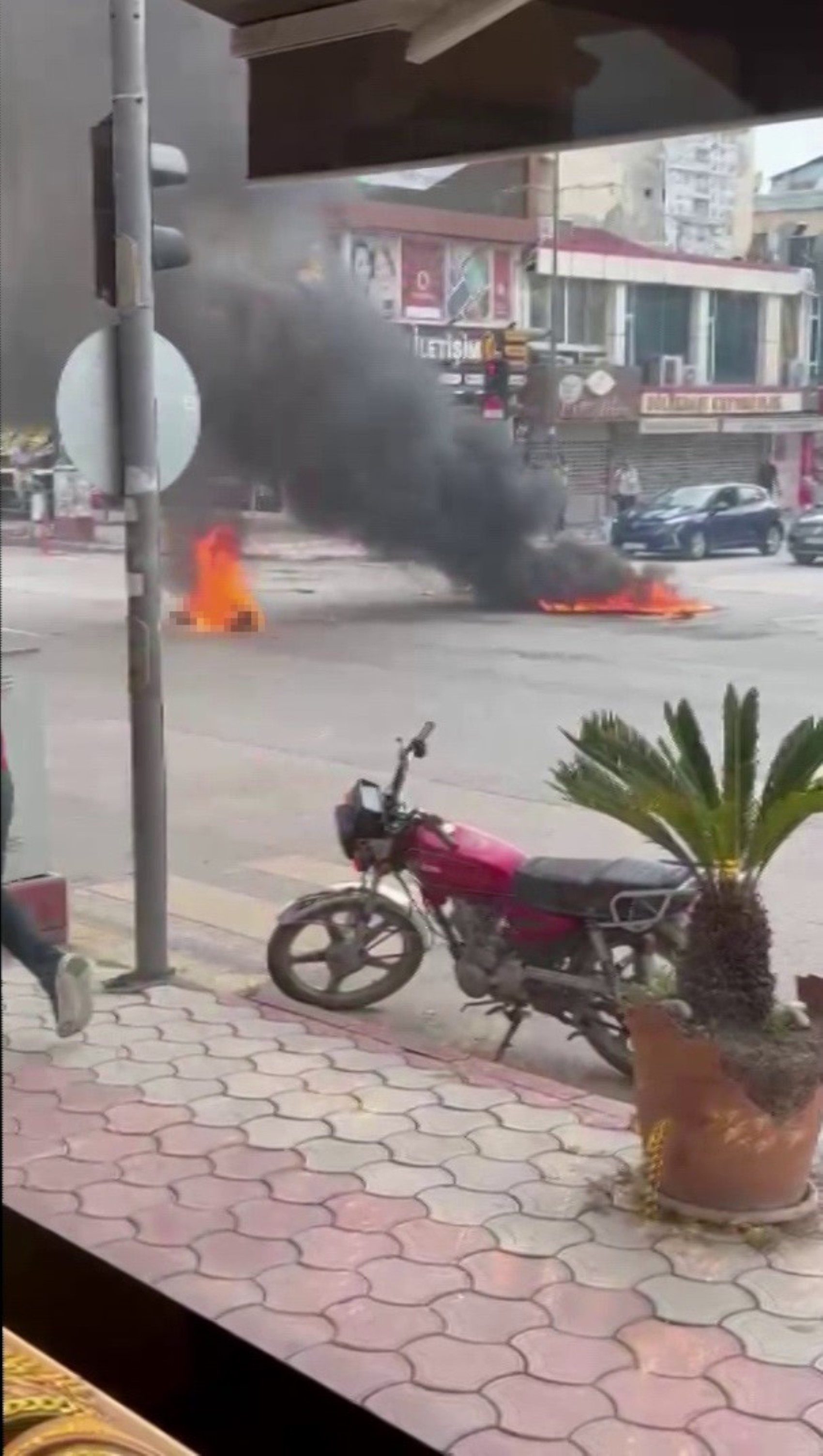 Zihinsel engelli şahıs üzerine benzin döküp kendini yaktı: Korku dolu anlar