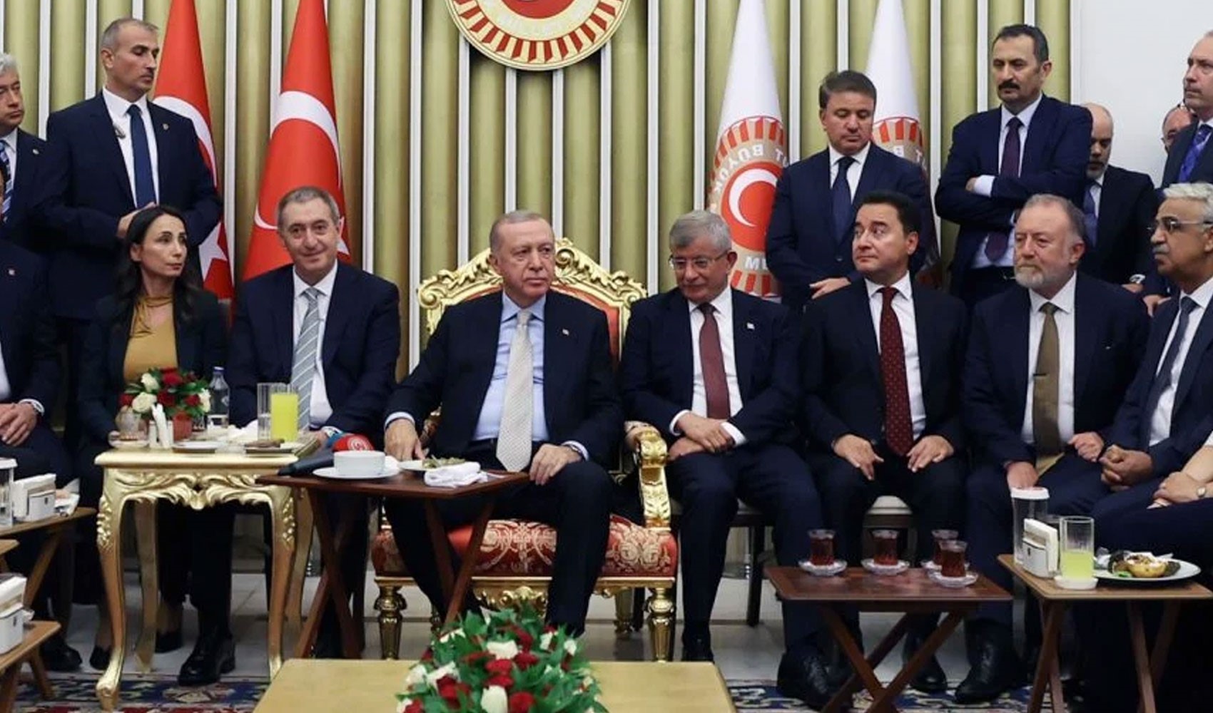 Erdoğan, Davutoğlu ve diğer siyasi isimler bir arada otururken