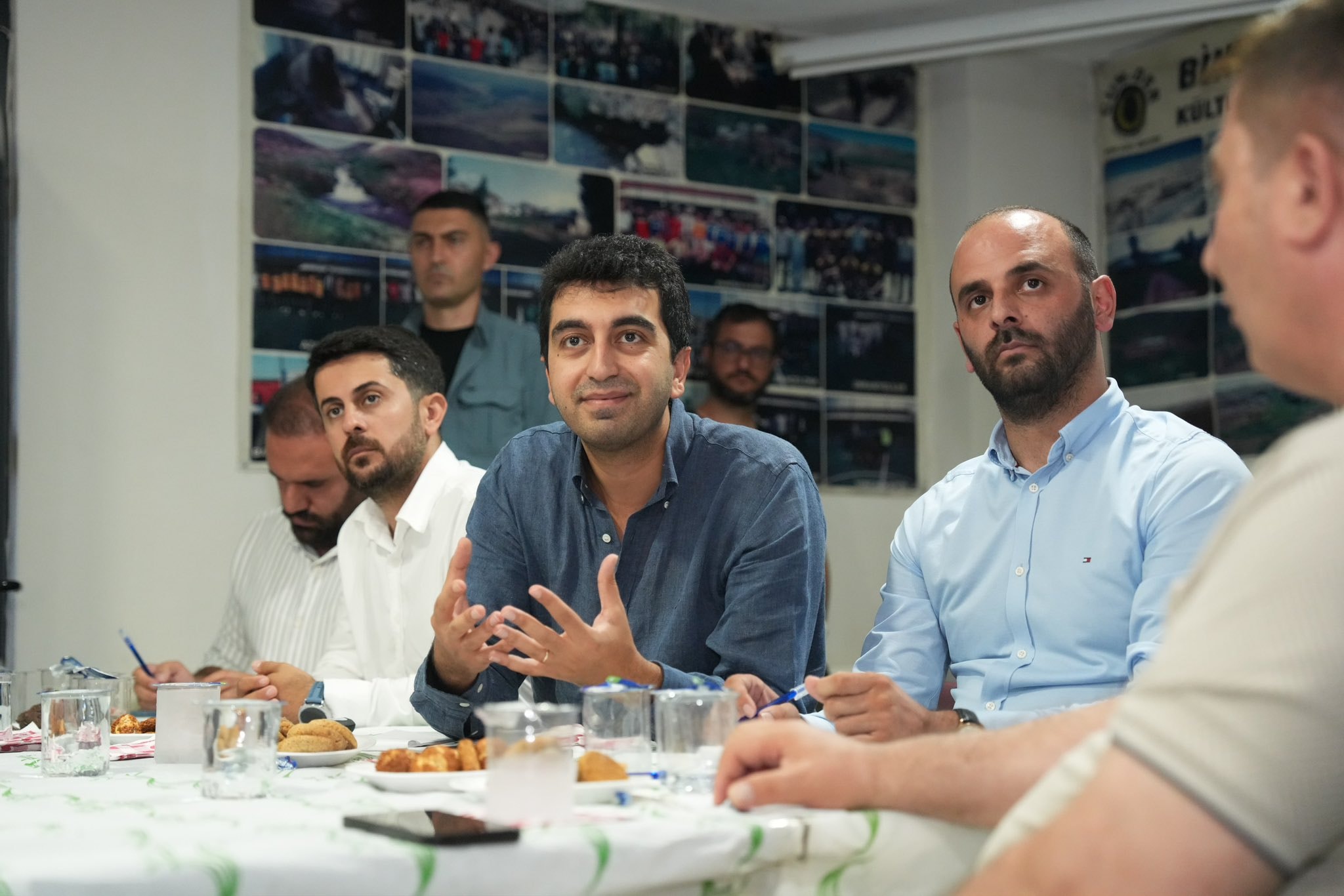 Bir toplantıda konuşan Eren Ali Bingöl ve masadaki katılımcılar.