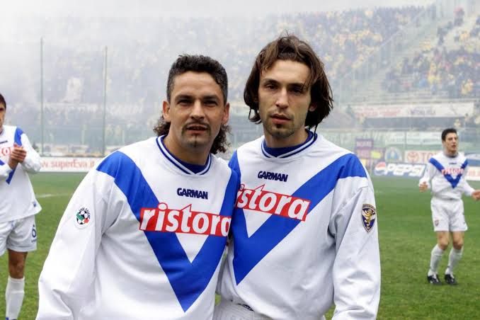 Brescia formasıyla sahada yan yana duran Roberto Baggio ve Andrea Pirlo.