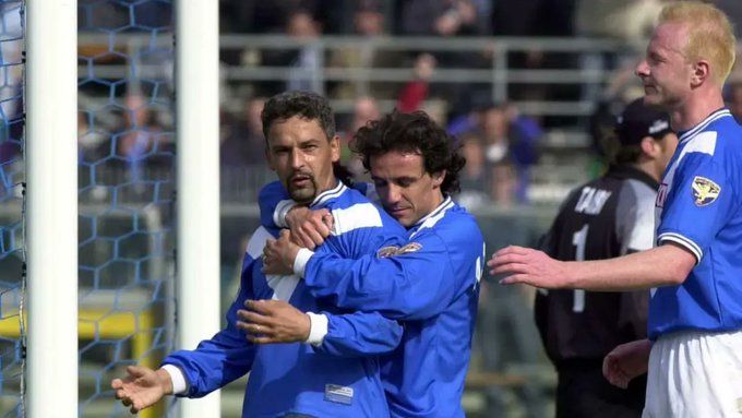 Roberto Baggio’nun Brescia formasıyla maç sırasında takım arkadaşlarıyla görüntüsü.
