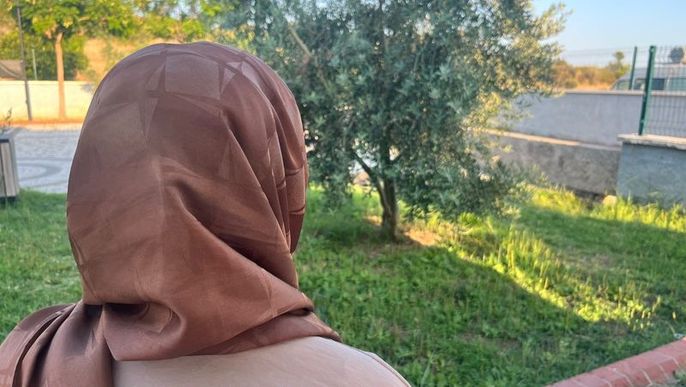 Şikayetçi usta öğretici T.E.’nin yüzü görünmeyecek şekilde dış mekanda çekilmiş fotoğrafı.