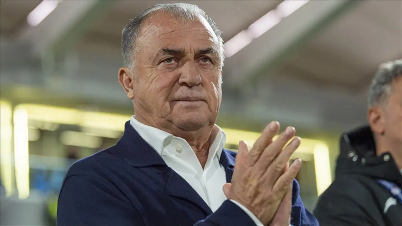 Fatih Terim tribün önünde alkışlarken görülüyor.