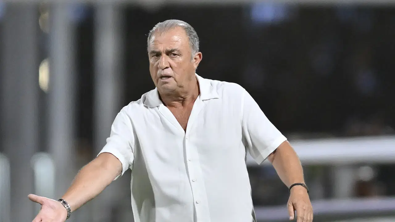 Fatih Terim saha kenarında beyaz gömlekle görülüyor.