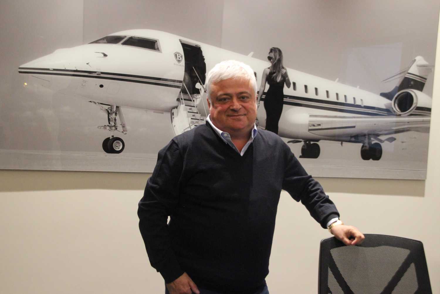 Hüseyin Başaran’ın ofis ortamında çekilmiş fotoğrafı