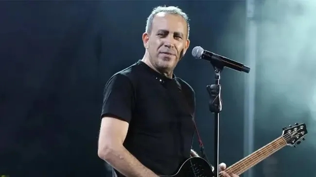 Haluk Levent’in sahnede gitarla çekilmiş fotoğrafı