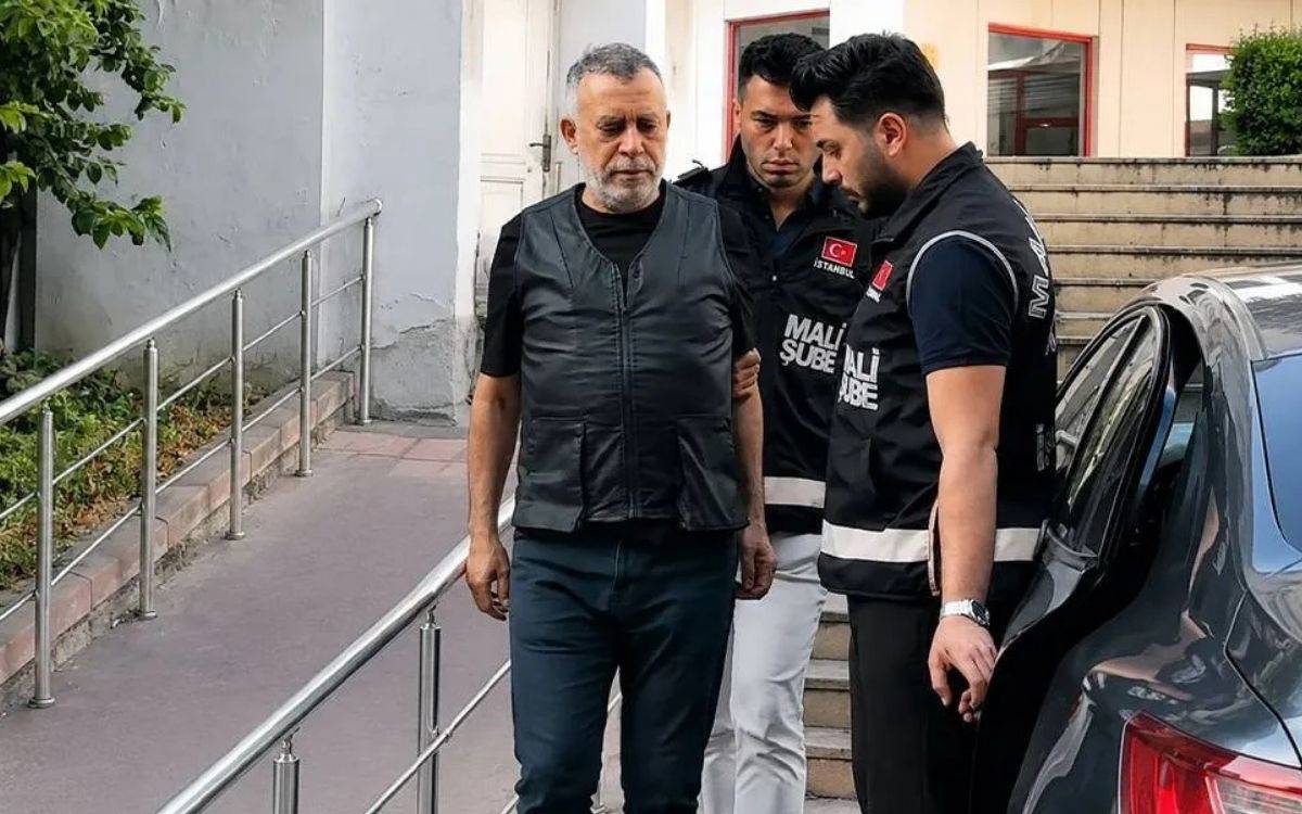 Haluk Levent’in polisler eşliğinde bir binadan çıkarken görüldüğü fotoğraf