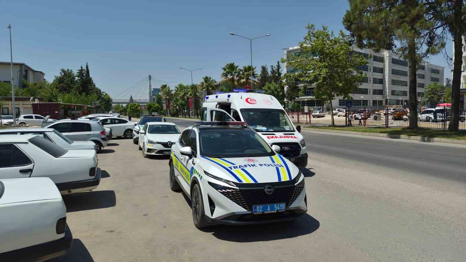 Adıyaman’da olay yerine gelen trafik polisi aracı ve ambulans.