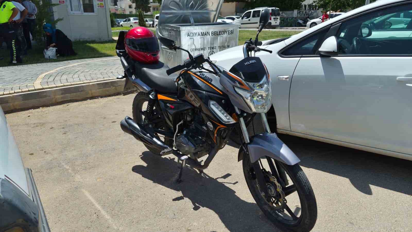 Adıyaman’da kaza sonrası yol kenarında duran motosiklet.
