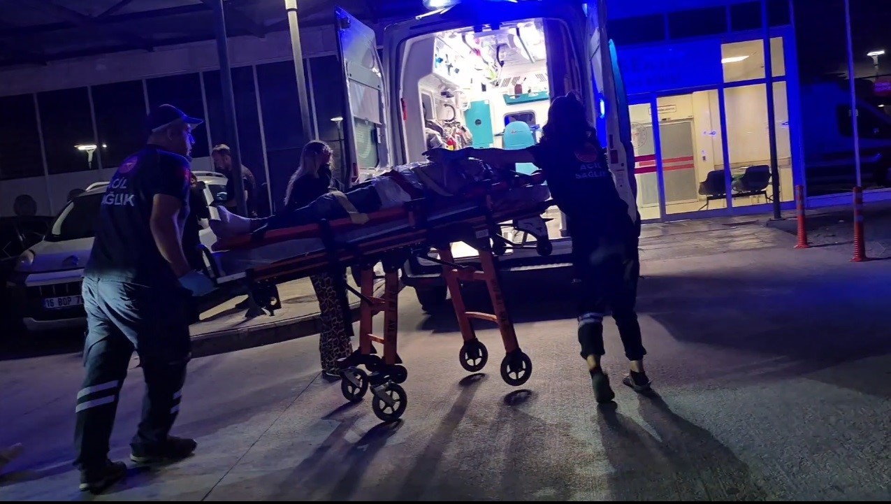Bodrum Devlet Hastanesi önünde ambulans ve sağlık ekipleri görülüyor.