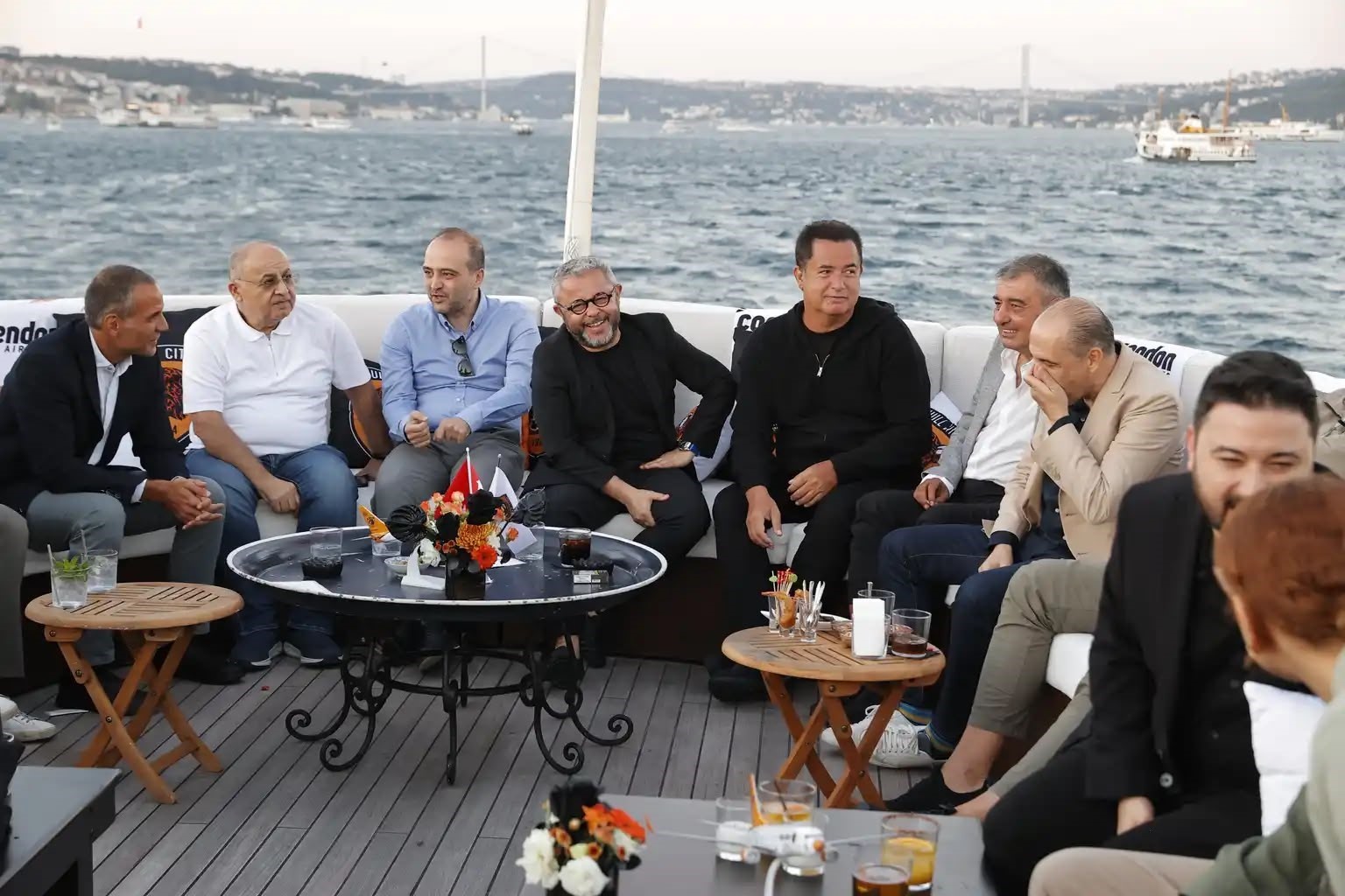 İstanbul Boğazı’nda teknede oturan Acun Ilıcalı ve davetliler.