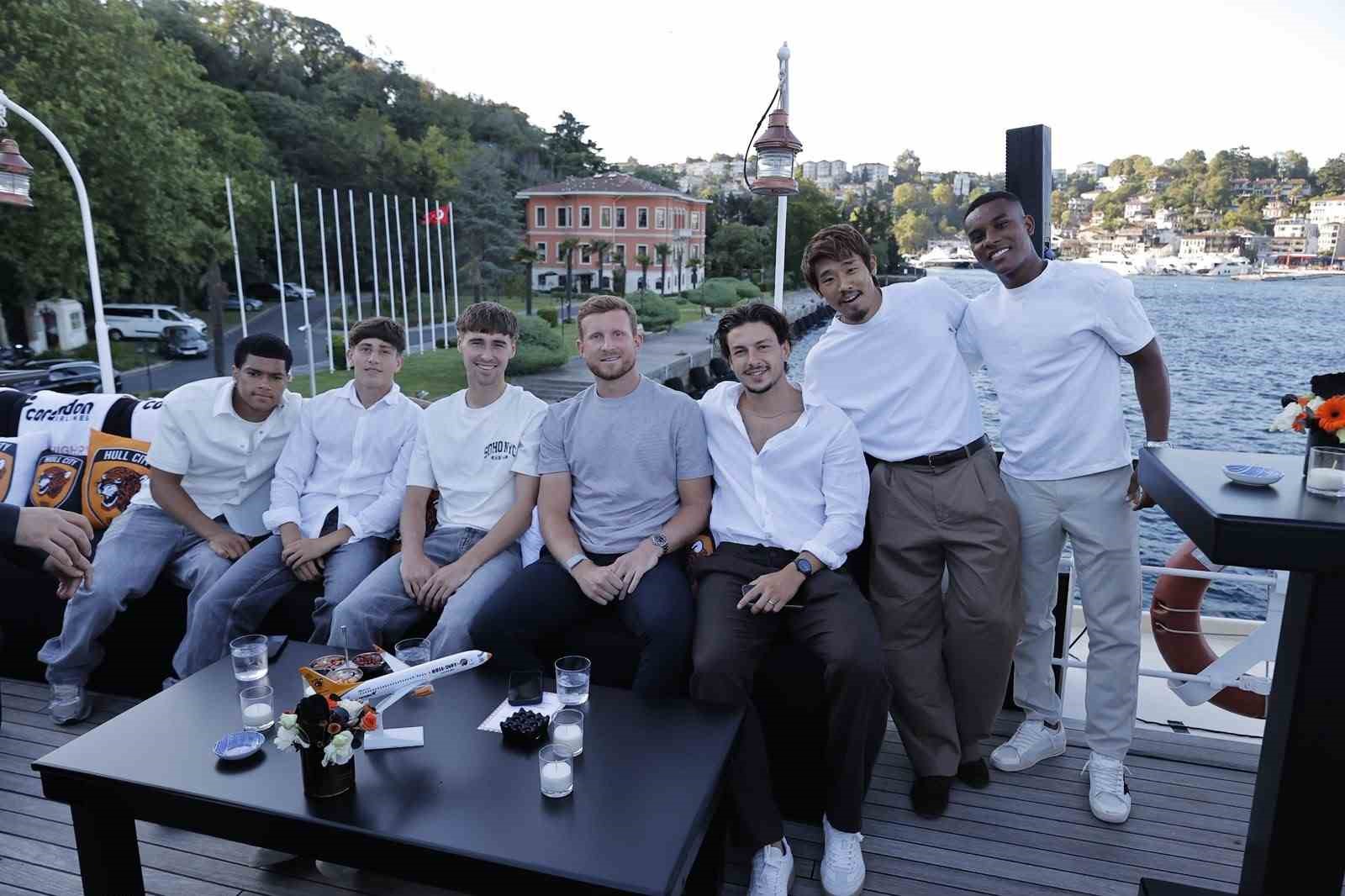 Hull City futbolcularının teknede İstanbul Boğazı manzarası önünde verdiği poz.