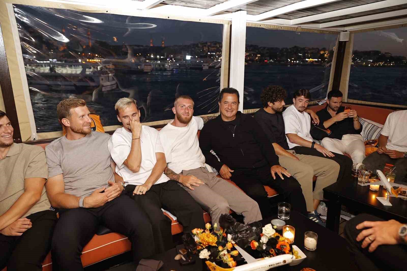 Acun Ilıcalı ve Hull City futbolcularının teknede oturduğu gece görüntüsü.