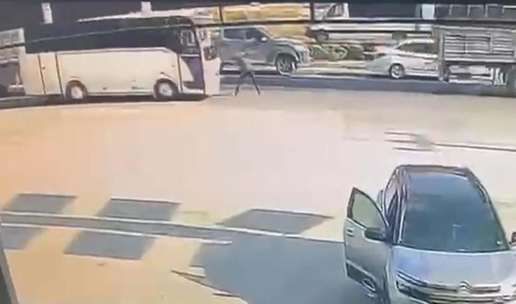 Incidente sulla corsia di emergenza: autista di navetta perde la vita
