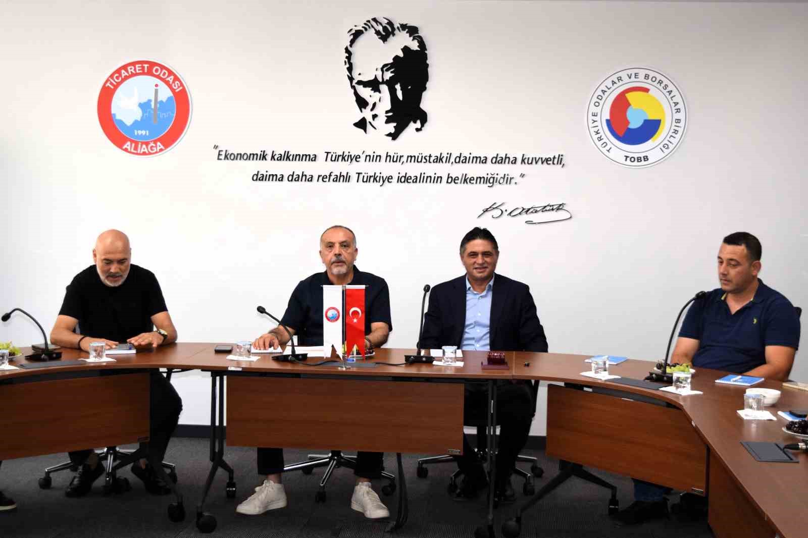Aliağa Ticaret Odası’nda düzenlenen sektör istişare toplantısında kurum temsilcileri masada oturuyor.