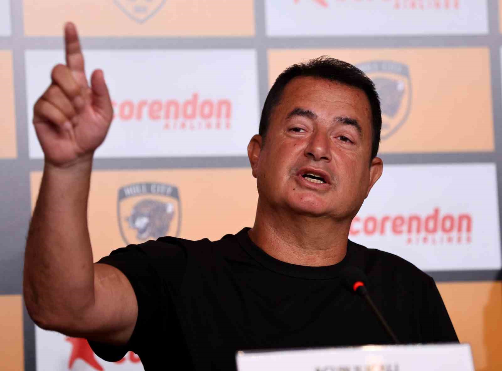 Hull City Başkanı Acun Ilıcalı, İstanbul'daki basın toplantısında konuşuyor.