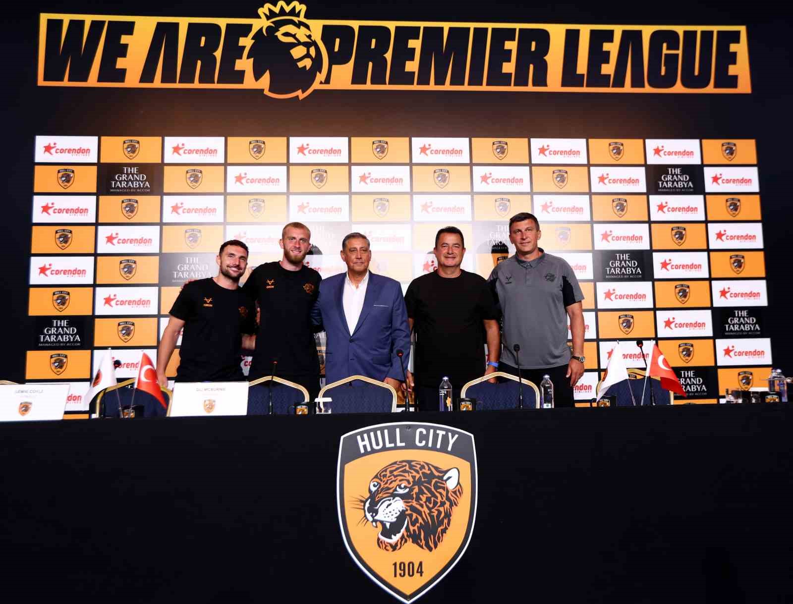Hull City temsilcileri, Corendon Airlines sponsorluğu temalı basın toplantısında sahnede poz veriyor.