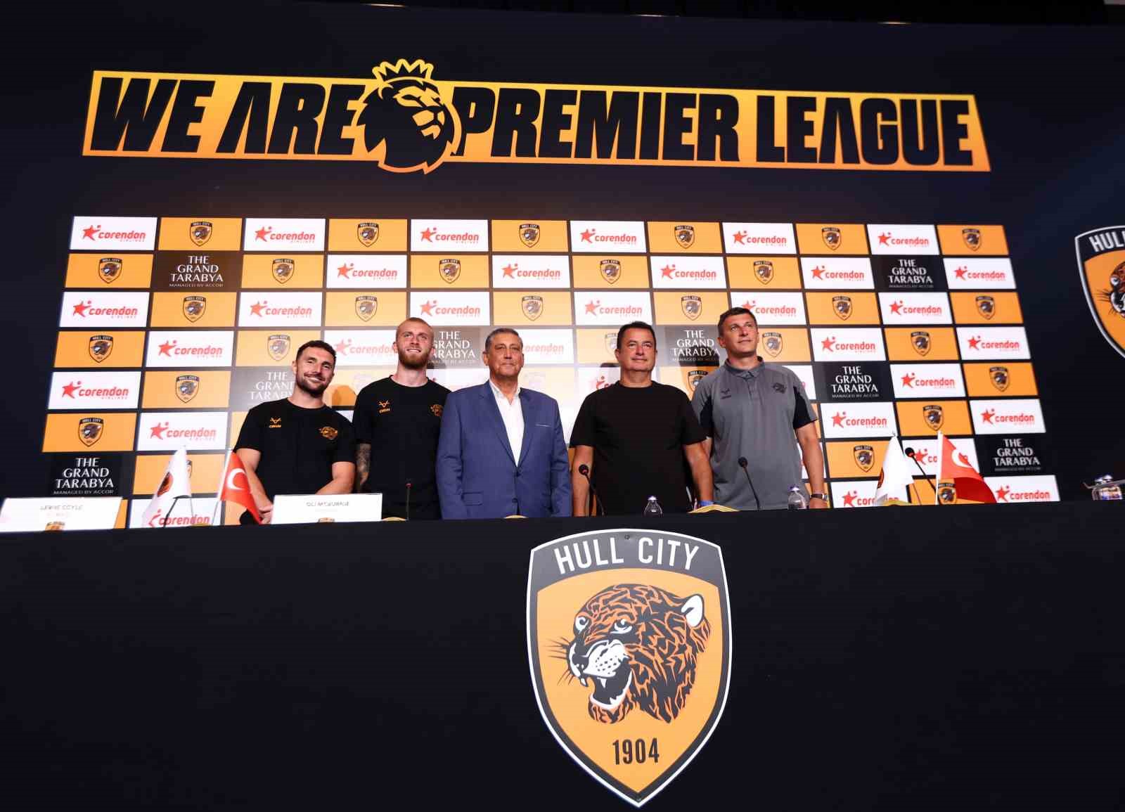 Hull City Başkanı Acun Ilıcalı, Yıldıray Karaer, teknik heyet ve futbolcular basın toplantısı sahnesinde.