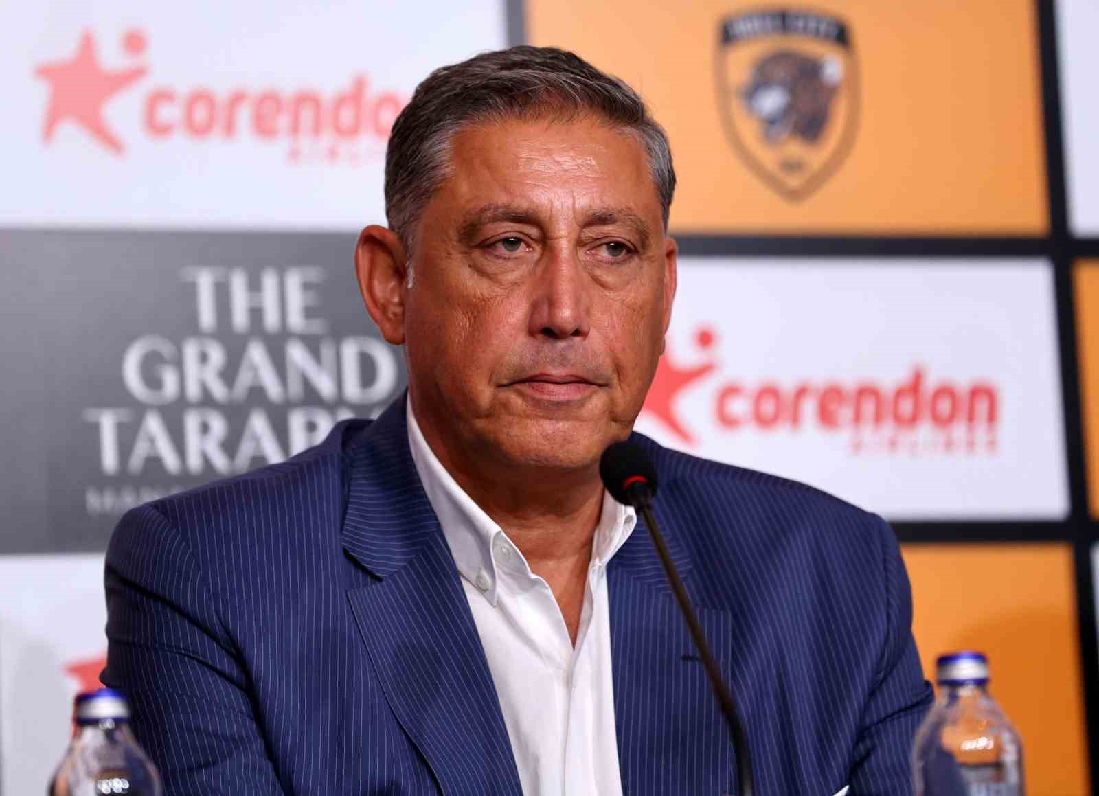 Yıldıray Karaer, Corendon Airlines ve Hull City logolarının yer aldığı fonda basın toplantısında.