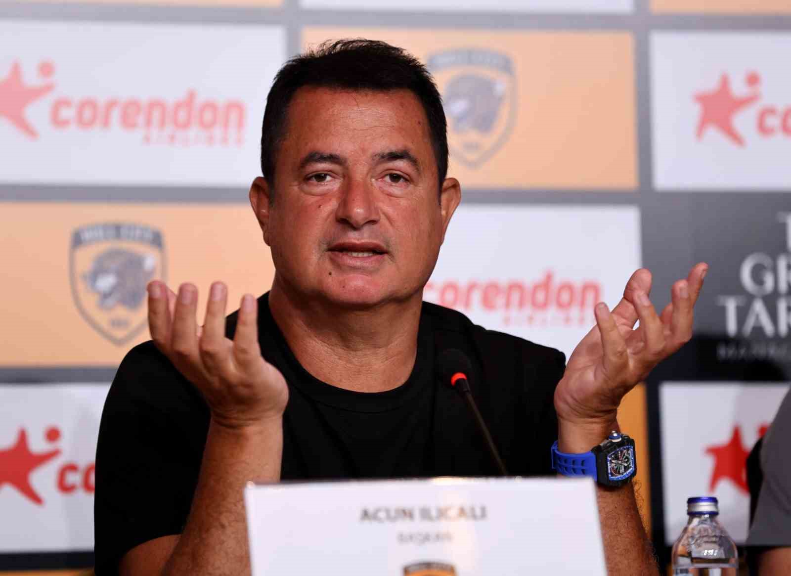 Acun Ilıcalı, mikrofon önünde basın toplantısında açıklamalarda bulunuyor.