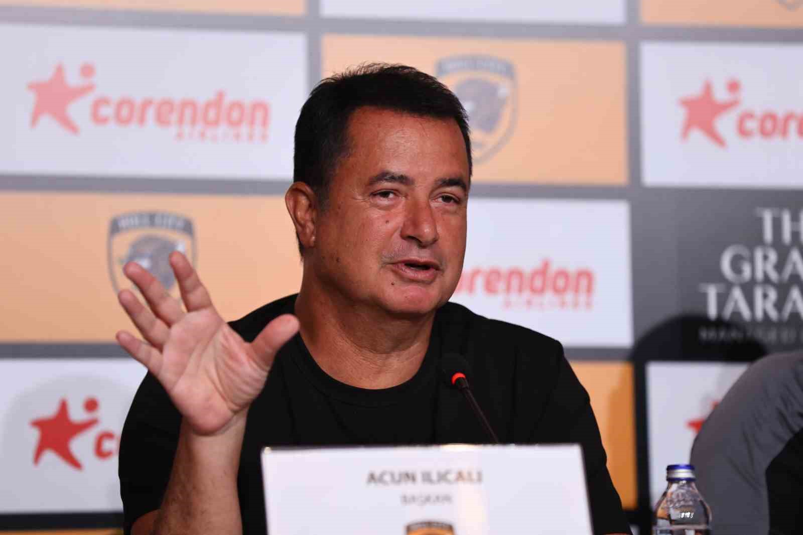 Acun Ilıcalı, Hull City basın toplantısında el hareketiyle konuşuyor.