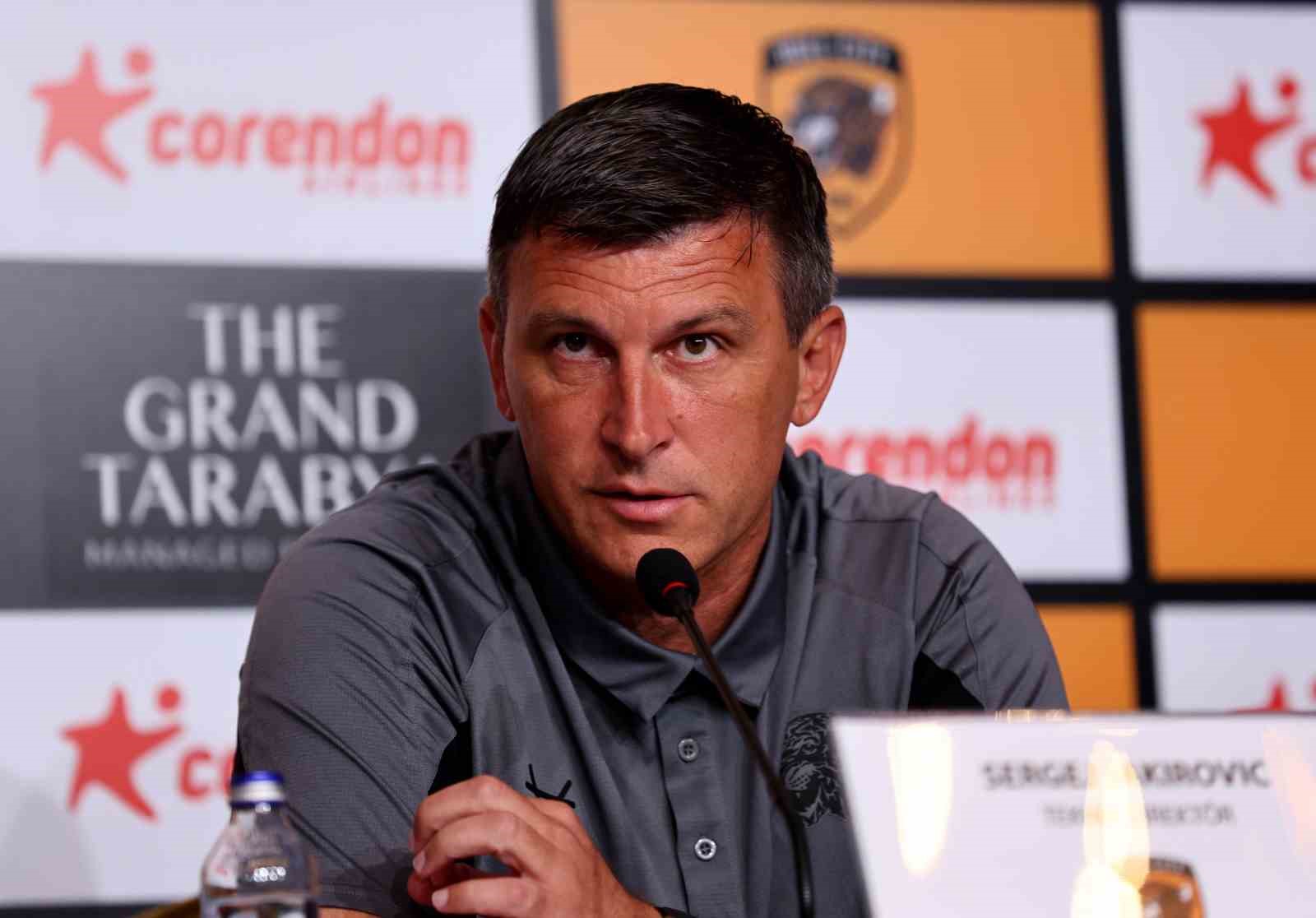 Hull City Teknik Direktörü Sergej Jakirovic basın toplantısında konuşuyor.