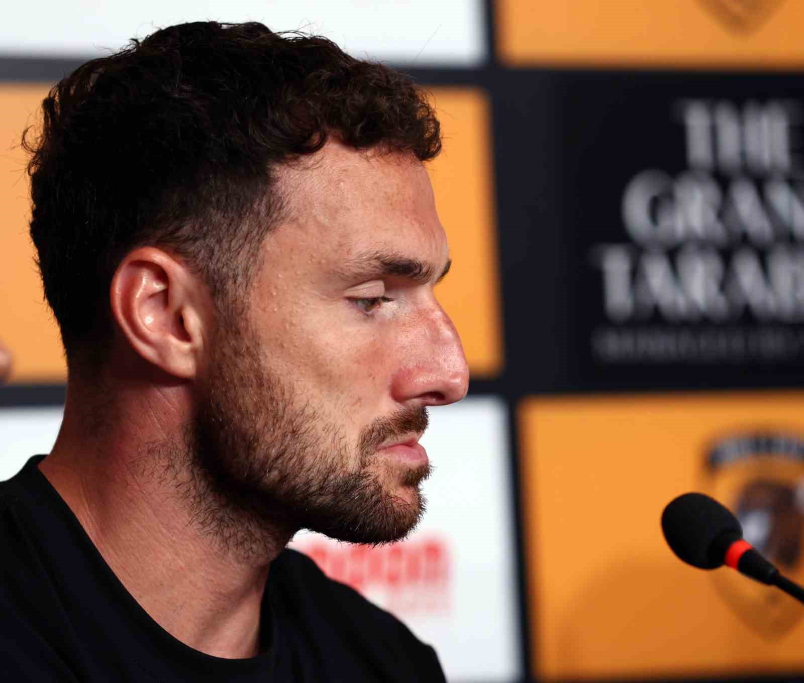 Lewie Coyle basın toplantısında yandan görüntüleniyor.