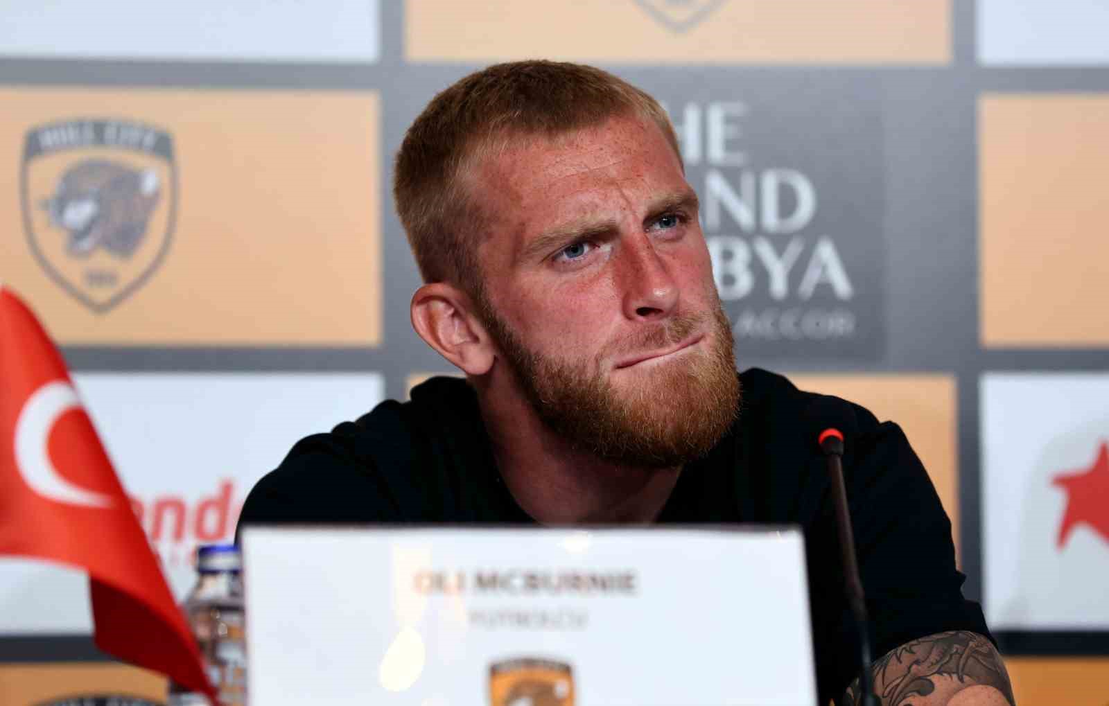 Oli McBurnie basın toplantısında konuşmaları dinliyor.
