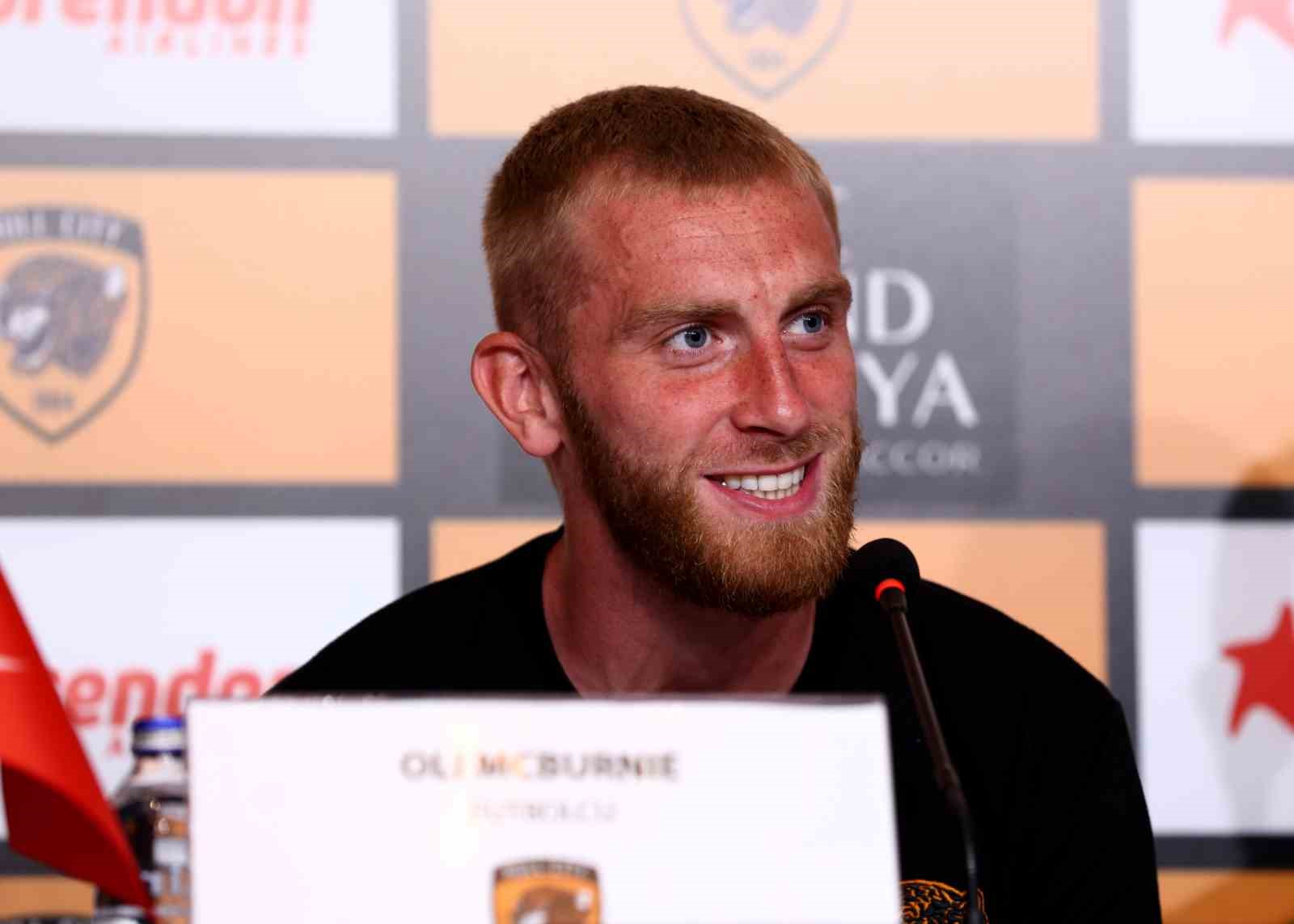Oli McBurnie basın toplantısında gülümsüyor.