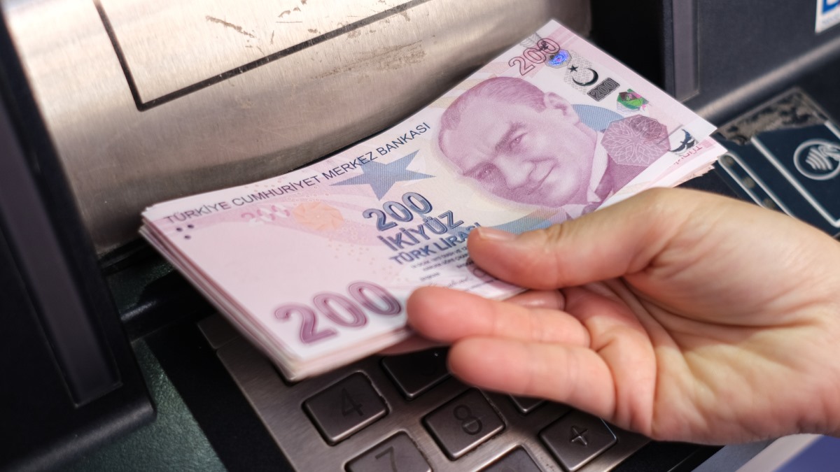 ATM’den çekilen 200 TL banknotlarının yakın plan görüntüsü.