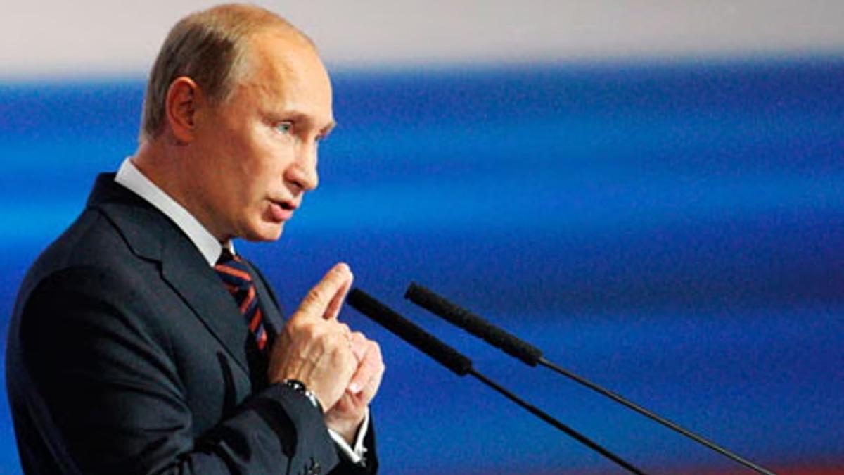 Vladimir Putin’in kürsüde konuştuğu arşiv görseli.