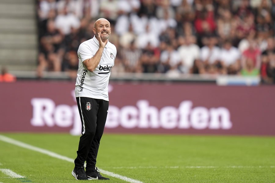 Beşiktaş Teknik Direktörü Vincenzo Italiano saha kenarında takımını yönlendirirken.