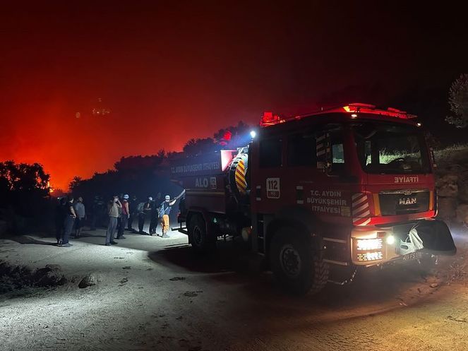 Aydın Büyükşehir Belediyesi itfaiye aracının yangın bölgesinde gece müdahalesi.