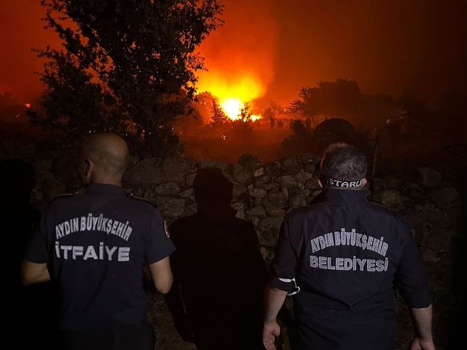 Aydın itfaiye ekipleri gece alevlerin yükseldiği alana bakıyor.