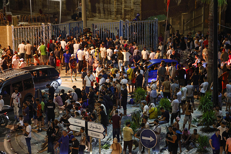 Gece saatlerinde Ceuta sınırına yakın bölgede toplanan yoğun kalabalık.
