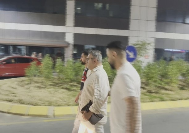 Cem Küçük’ün bir bina önünde görevliler eşliğinde yürürken görüldüğü kare.