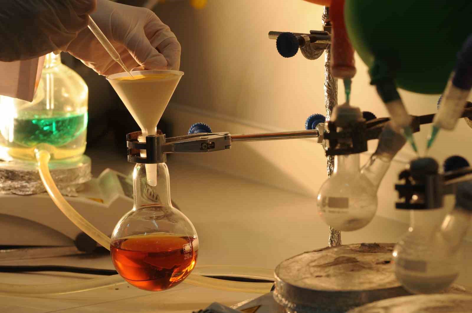Laboratuvar ortamında deney düzeneği ve cam malzemeler.