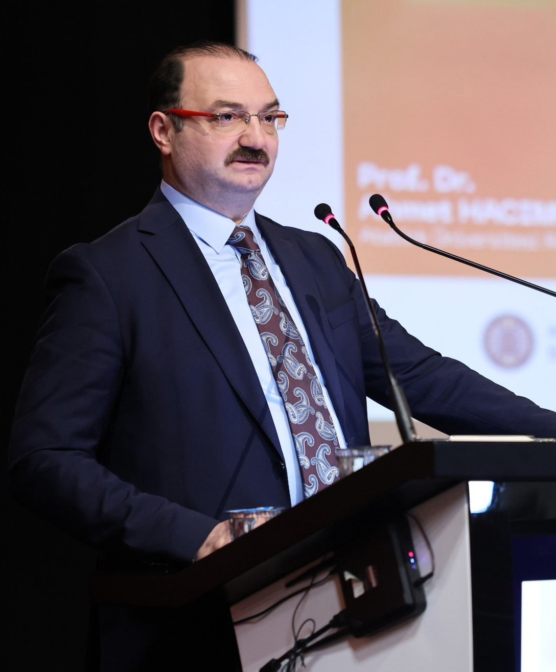 Atatürk Üniversitesi Rektörü Prof. Dr. Ahmet Hacımüftüoğlu kürsüde konuşma yaparken.
