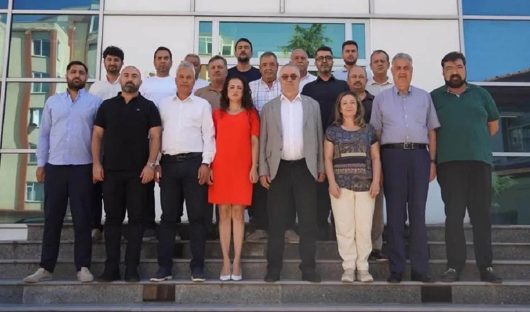 Edremit-Bürgermeister Mehmet Ertaş und 19 CHP-Gemeinderatsmitglieder treten der YENİ Parti bei
