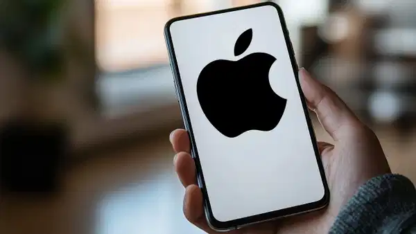 Ekranda Apple logosu bulunan bir akıllı telefon