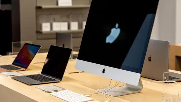 Apple mağazasında sergilenen Mac bilgisayarlar