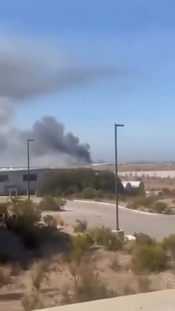 Miramar Hava Üssü yakınlarında kaza sonrası yükselen dumanın görüldüğü görüntü.