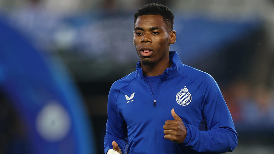 Raphael Onyedika, Club Brugge eşofmanıyla sahada görüntüleniyor.