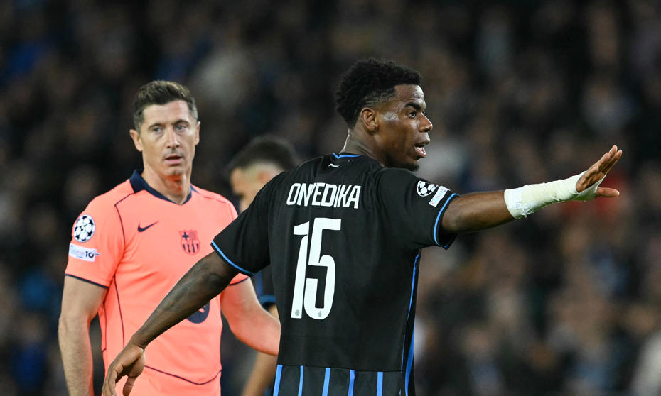 Raphael Onyedika, Club Brugge formasıyla maç sırasında görülüyor.