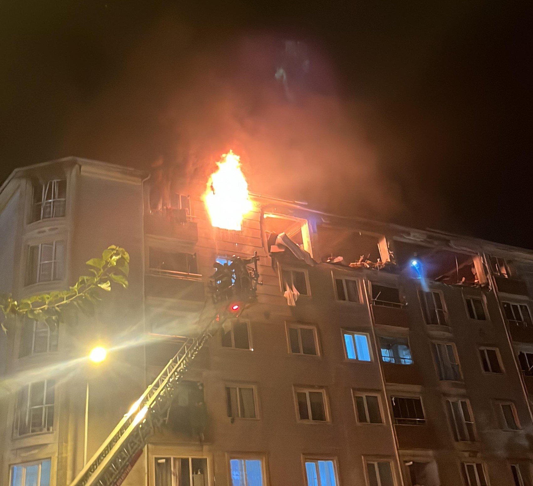 Apartmanın en üst katında doğal gaz kaynaklı facia: 2 ölü, 5 yaralı