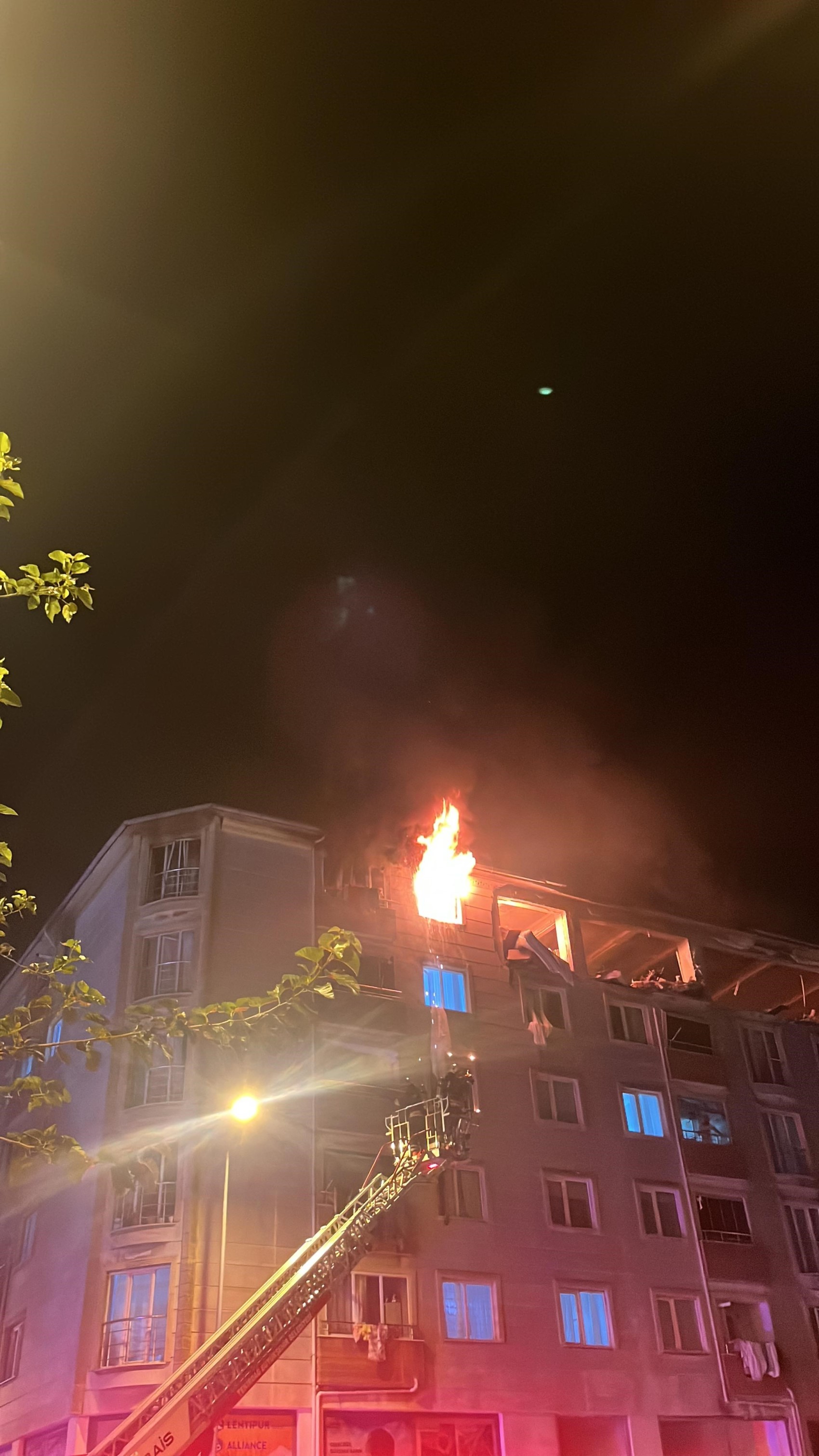 Apartmanın en üst katında doğal gaz kaynaklı facia: 2 ölü, 5 yaralı