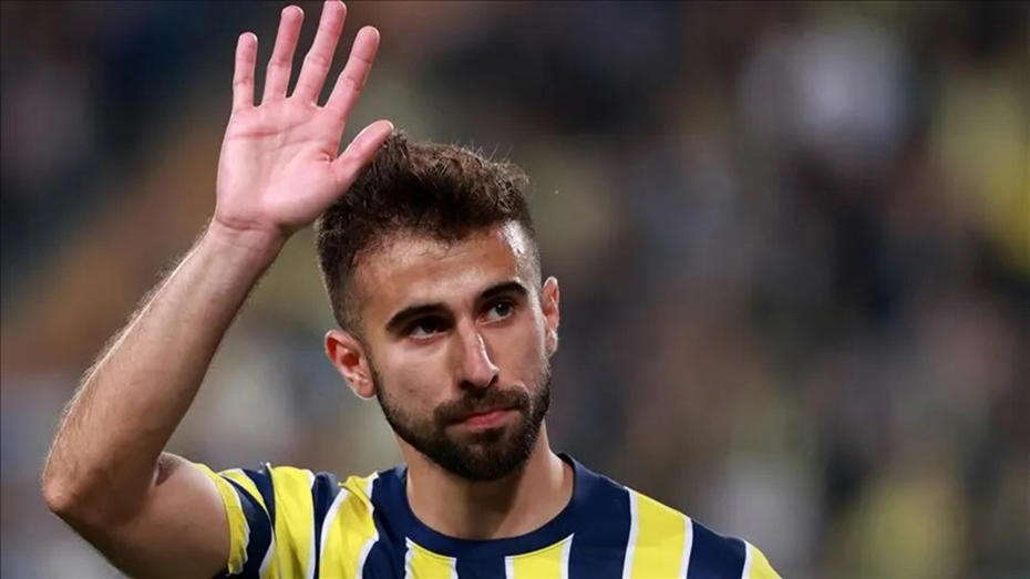 Diego Rossi, Fenerbahçe formasıyla taraftarlara el sallıyor.