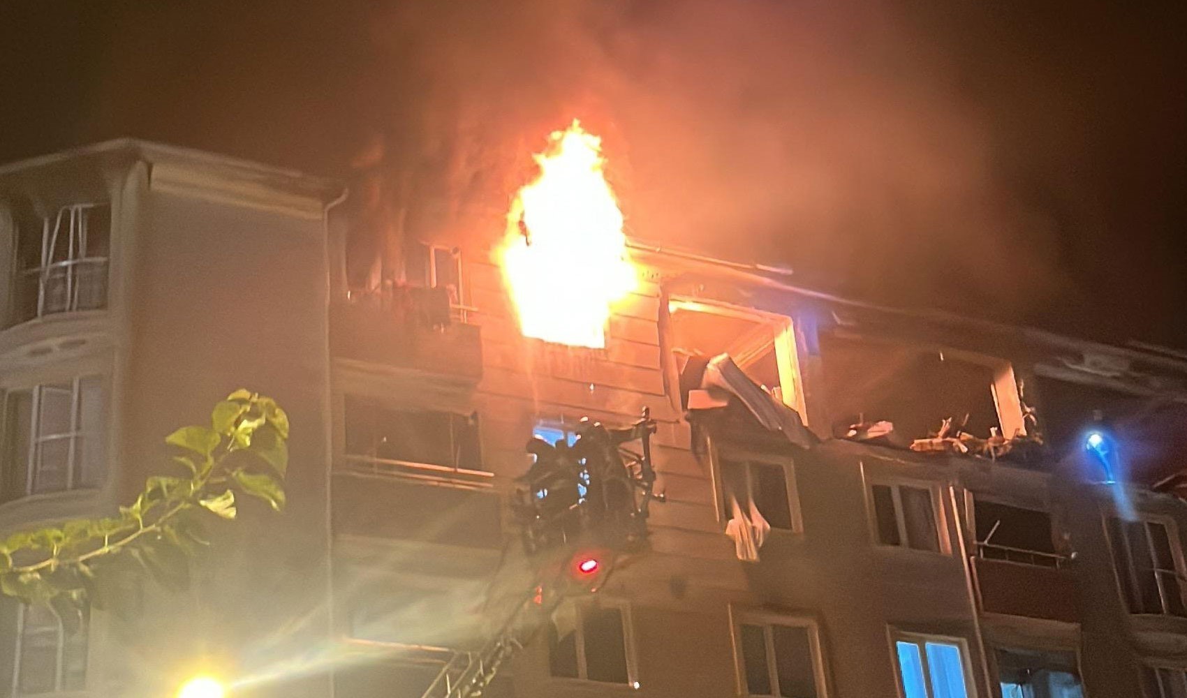 Apartmanın en üst katında doğal gaz kaynaklı facia: 2 ölü, 5 yaralı