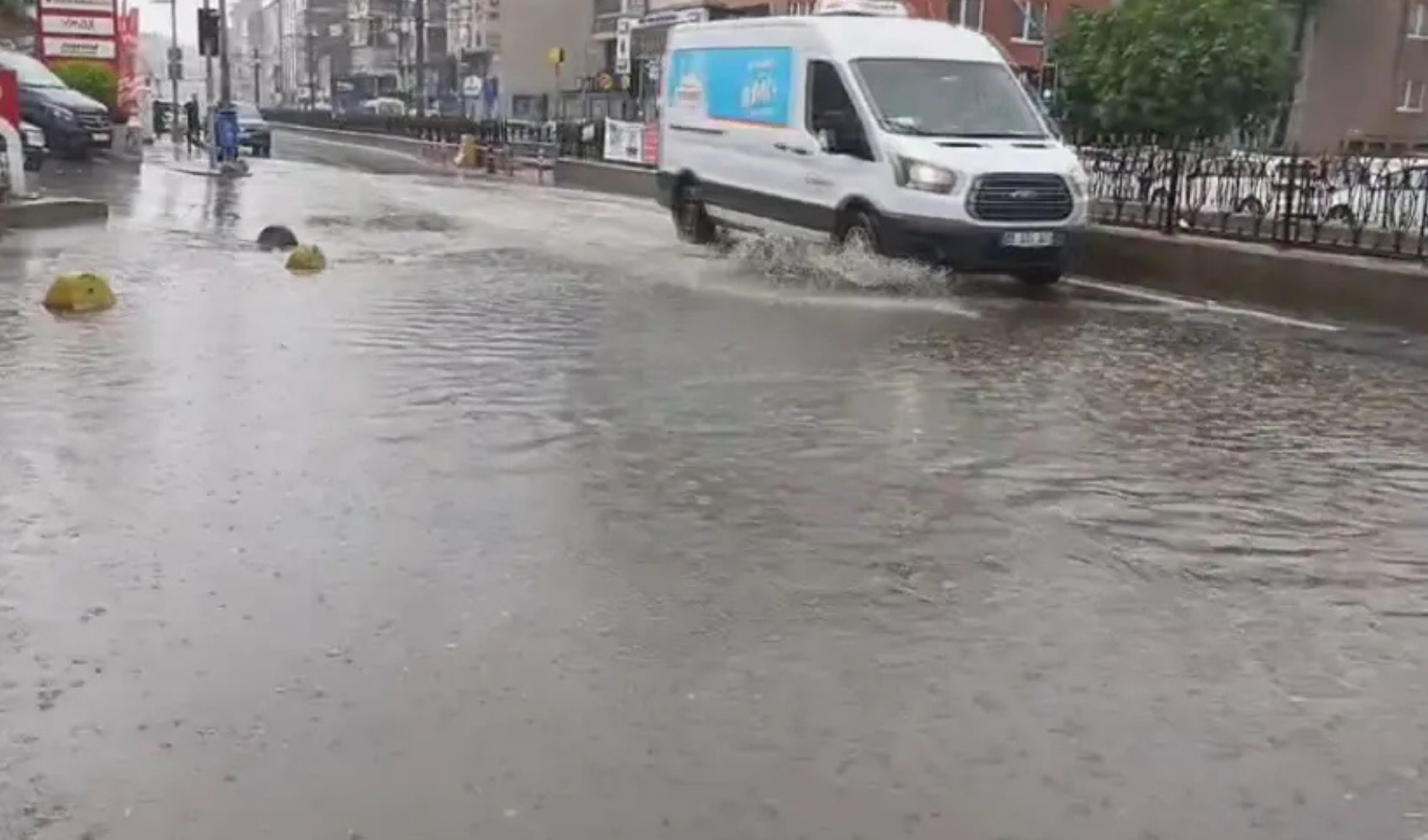 İstanbul'da sağanak hayatı felç etti! Caddeler göle döndü, pazar yerini su bastı