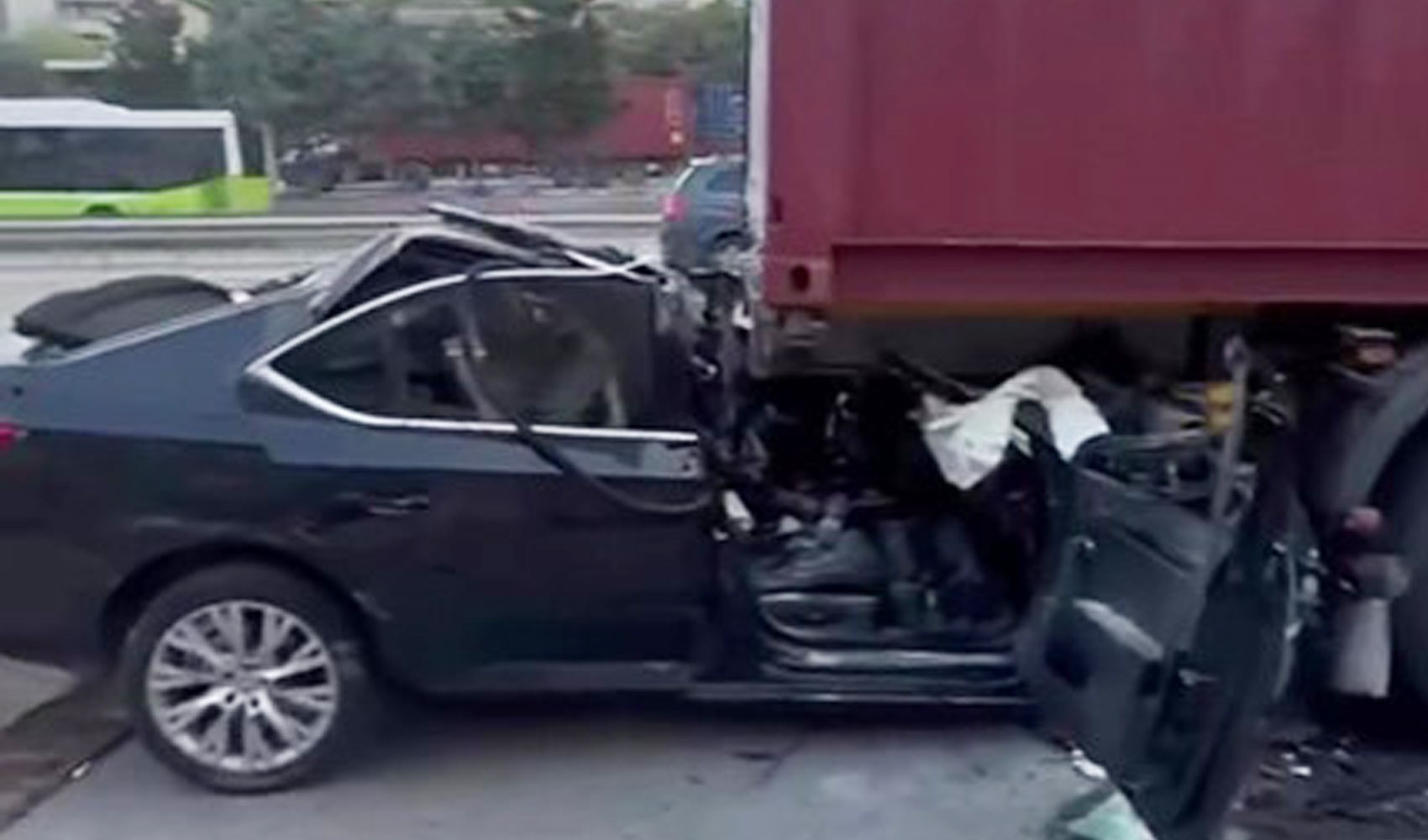 Tıra arkadan çarpan otomobildeki baba ile oğlu hayatını kaybetti